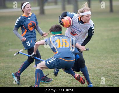 Il giocatore della squadra di Quidditch delle Vanguard di Vienna si allena al Prater, un grande parco pubblico nel 2° distretto di Vienna, al Muggle Quidditch per la European Quidditch Cup di Oxford, che si terrà ad aprile. Quidditch è uno sport competitivo immaginario nell'universo Wizarding World of the Harry Potter, presente nella serie di romanzi e film. - 20150325 PD8929 - Rechteinfo: Diritti gestiti (RM) Foto Stock