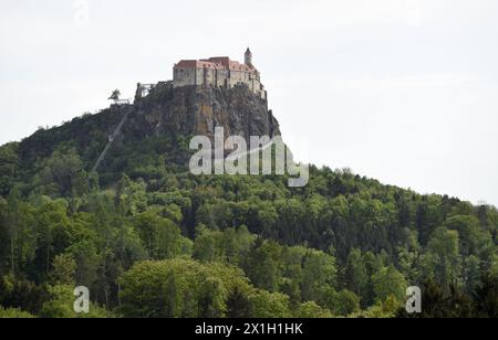 Austria - articolo sull'argomento Stiria. Foto scattata il 27 aprile 2015. La Stiria è uno stato o Bundesland, situato nel sud-est dell'Austria. Nella zona è il secondo più grande dei nove stati federati austriaci. FOTO: Vista aerea del castello di Riegersburg. Il castello di Riegersburg è un castello medievale situato su un vulcano dormiente sopra la città di Riegersburg. Il castello è di proprietà della famiglia principesca del Liechtenstein e contiene un museo con mostre temporanee. Il castello di Riegersburg si trova a un'altezza di 450 m. - 20150427 PD10744 - Rechteinfo: Rights Managed (RM) Foto Stock