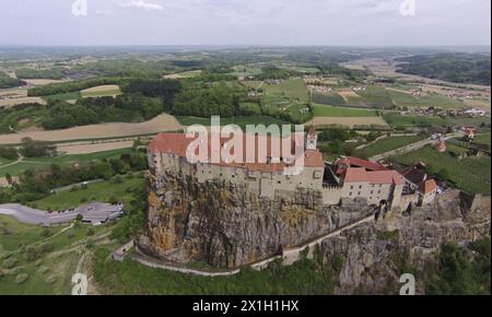 Austria - articolo sull'argomento Stiria. Foto scattata il 27 aprile 2015. La Stiria è uno stato o Bundesland, situato nel sud-est dell'Austria. Nella zona è il secondo più grande dei nove stati federati austriaci. FOTO: Vista aerea del castello di Riegersburg. Il castello di Riegersburg è un castello medievale situato su un vulcano dormiente sopra la città di Riegersburg. Il castello è di proprietà della famiglia principesca del Liechtenstein e contiene un museo con mostre temporanee. Il castello di Riegersburg si trova a un'altezza di 450 m. - 20150427 PD10740 - Rechteinfo: Rights Managed (RM) Foto Stock