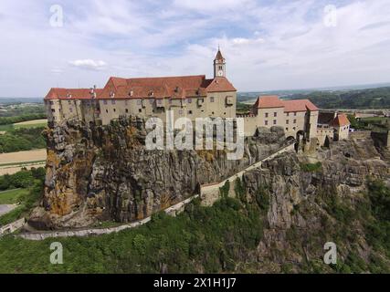 Austria - articolo sull'argomento Stiria. Foto scattata il 27 aprile 2015. La Stiria è uno stato o Bundesland, situato nel sud-est dell'Austria. Nella zona è il secondo più grande dei nove stati federati austriaci. FOTO: Vista aerea del castello di Riegersburg. Il castello di Riegersburg è un castello medievale situato su un vulcano dormiente sopra la città di Riegersburg. Il castello è di proprietà della famiglia principesca del Liechtenstein e contiene un museo con mostre temporanee. Il castello di Riegersburg si trova a un'altezza di 450 m. - 20150427 PD10742 - Rechteinfo: Rights Managed (RM) Foto Stock