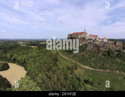 Austria - articolo sull'argomento Stiria. Foto scattata il 27 aprile 2015. La Stiria è uno stato o Bundesland, situato nel sud-est dell'Austria. Nella zona è il secondo più grande dei nove stati federati austriaci. FOTO: Vista aerea del castello di Riegersburg. Il castello di Riegersburg è un castello medievale situato su un vulcano dormiente sopra la città di Riegersburg. Il castello è di proprietà della famiglia principesca del Liechtenstein e contiene un museo con mostre temporanee. Il castello di Riegersburg si trova a 450 m. - 20150427 PD10739 - Rechteinfo: Rights Managed (RM) Foto Stock