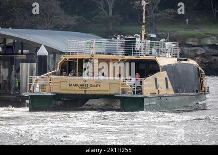 Traghetto di classe sul fiume Sydney, traghetto MV Margaret Olley al molo Balmain East, porto di Sydney, NSW, Australia Foto Stock