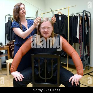 L'attore tedesco Christoph Franken, il nuovo diavolo di "Jedermann" (Everyman) di Hugo von Hofmannsthal a Salisburgo, Austria, durante le prove generali il 15 giugno 2015. Lo spettacolo sarà presentato in anteprima il 19 luglio durante l'annuale Festival di Salisburgo che si svolge dal 18 luglio al 30 agosto. - 20150615 PD2992 - Rechteinfo: Diritti gestiti (RM) Foto Stock