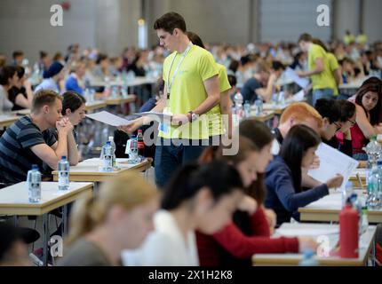 Vienna - visita di ammissione per studi medici presso l'Università medica di Vienna il 3 luglio 2015. C'erano circa 11,000 candidati interessati che hanno partecipato ai test di ammissione generale per studiare medicina in Austria. IMMAGINE: Studenti durante l'esame - 20150703 PD0317 - Rechteinfo: Rights Managed (RM) Foto Stock