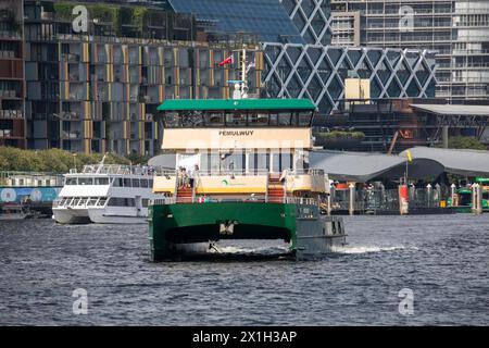 Il traghetto di Sydney, chiamato Pemulwuy, si inchina verso la macchina fotografica, parte dal molo dei traghetti di Barangaroo a Sydney, NSW, Australia Foto Stock