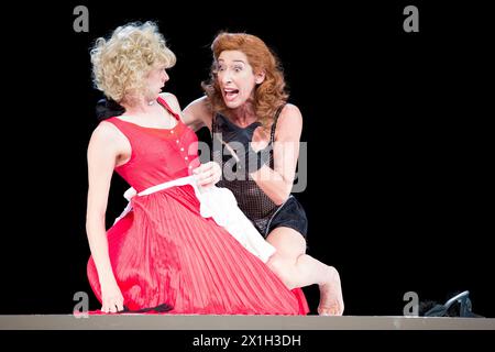 Vienna - prova di "Fasching" al Volkstheater il 3 settembre 2015. La prima si terrà il 5 settembre 2015. FOTO: Nils Rovira-Munoz nel ruolo di "Felix Golub" e Adele Neuhauser nel ruolo di "Vittoria Pisani" - 20150903 PD8818 - Rechteinfo: Rights Managed (RM) Foto Stock