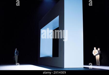 Vienna - prova di "Fasching" al Volkstheater il 3 settembre 2015. La prima si terrà il 5 settembre 2015. FOTO: Nils Rovira-Munoz nel ruolo di "Felix Golub" e Nikolaus Habjan nel ruolo di "Felix Golub" - 20150903 PD8813 - Rechteinfo: Rights Managed (RM) Foto Stock