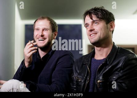 Vienna - membri della band austriaca " Wanda " durante un'intervista con Austria Presse Agentur il 9 settembre 2015. FOTO: Il cantante Michael Marco Fitzthum (alias Marco Michael Wanda) e il chitarrista Manuel Christoph Poppe - 20150909 PD17949 - Rechteinfo: Rights Managed (RM) Foto Stock