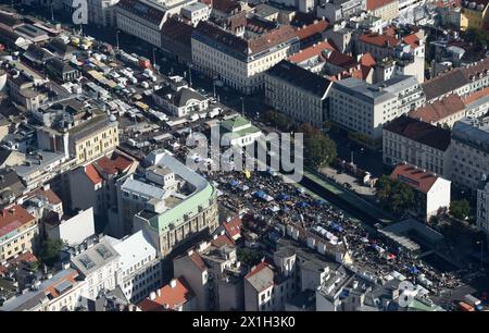 Caratteristica - Vista aerea di Vienna il 3 ottobre 2015. FOTO: Il Naschmarkt è il mercato più popolare di Vienna. Situato a Wienzeile sul fiume Wien, è lungo circa 1,5 chilometri (0,93 miglia) - 20151003 PD17660 - Rechteinfo: Rights Managed (RM) Foto Stock