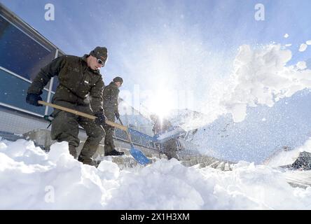 Soelden - soldati delle forze Armate austriache durante i lavori di costruzione durante la preparazione alla gara di apertura della stagione 2015/2016 della Coppa del mondo di sci alpino FIS al Rettenbachferner il 22 ottobre 2015. IMMAGINE: Soldiers - 20151022 PD1066 - Rechteinfo: Rights Managed (RM) Foto Stock