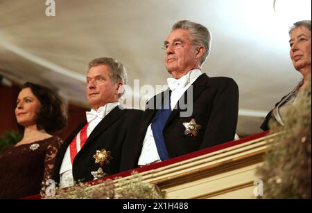 Tradizionale ballo dell'Opera di Vienna alla Wiener Staatsoper, Vienna, Austria, 4 febbraio 2016. Nella foto: Jenni Haukio, presidente della Finlandia Sauli Niinistö, presidente federale dell'Austria Heinz Fischer e sua moglie Margit. - 20160204 PD8180 - Rechteinfo: Rights Managed (RM) Foto Stock