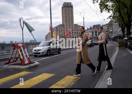 Due giovani donne in abiti di lusso che attraversano la strada con la torre bel-Air sullo sfondo a Losanna, in Svizzera, il 19 maggio 2023. Losanna è una Foto Stock