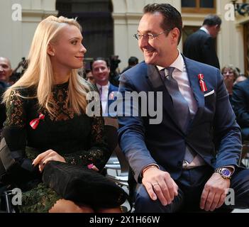 Leader del partito austriaco per la libertà Heinz Christian Strache con sua moglie Philippa a causa della giornata nazionale austriaca a Vienna, in Austria, il 2016/10/24. - 20161024 PD1029 - Rechteinfo: Diritti gestiti (RM) Foto Stock