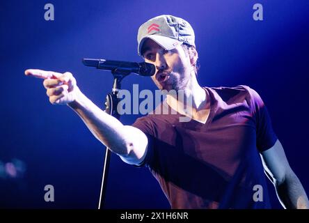 La cantante spagnola Enrique Iglesias si esibisce sul palco durante un concerto alla Wiener Stadthalle di Vienna, il 14 dicembre 2016. - 20161214 PD6128 - Rechteinfo: Rights Managed (RM) Foto Stock