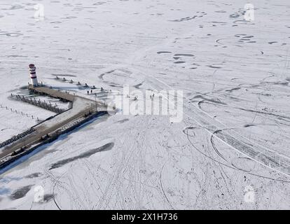 Caratteristica - Faro vicino lago Neusiedl in riva al ghiaccio a Podersdorf, Austria, il 20 gennaio 2017. - 20170120 PD11811 - Rechteinfo: Diritti gestiti (RM) Foto Stock