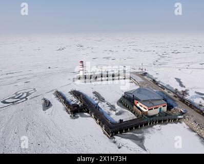 Caratteristica - Faro vicino lago Neusiedl in riva al ghiaccio a Podersdorf, Austria, il 20 gennaio 2017. - 20170120 PD11807 - Rechteinfo: Diritti gestiti (RM) Foto Stock