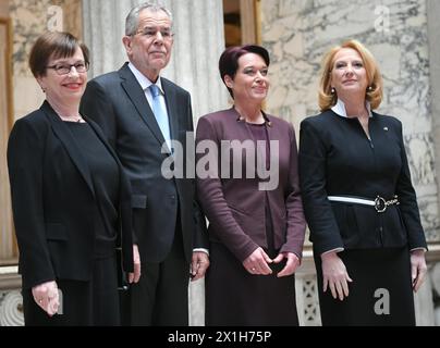 il presidente austriaco Alexander Van der Bellen ha prestato giuramento dall'assemblea federale al parlamento di Vienna il 26 gennaio 2017. Van der Bellen, 73 anni, vinse per poco un run-off contro Norbert Hofer del Partito della libertà (FPOe) a maggio, ma il partito anti-immigrazione fu annullato a causa di irregolarità procedurali. Doris Schmidauer, presidente austriaco Alexander Van der Bellen, Sonja Ledl-Rossmann e Doris Bures (SPÖ) - 20170126 PD1484 - Rechteinfo: Diritti gestiti (RM) Foto Stock