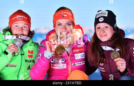 (L-R) seconda classificata Laura Dahlmeier della Germania, prima classificata Gabriela Koukalova della Repubblica Ceca e terza classificata Anais Chevalier della Francia posa alla cerimonia dei vincitori dopo le signore Sprint dei Campionati del mondo IBU Biathlon alla Biathlonarena di Hochfilzen, Austria, il 2017/02/10 - 20170210 PD6719 - Rechteinfo: diritti gestiti (RM) Foto Stock