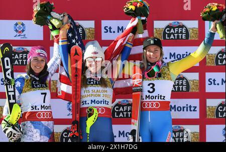 Mikaela Shiffrin (US, M) che ha conquistato l'oro, Wendy Holdener (Svizzera, L) al secondo posto Frida Hansdotter (Svezia) al terzo posto conquistando la medaglia d'oro dopo la cerimonia dei fiori nello Slalom femminile durante i Campionati del mondo di sci alpino FIS il 18 febbraio 2017 a St Moritz, Svizzera. - 20170218 PD1962 - Rechteinfo: Diritti gestiti (RM) Foto Stock