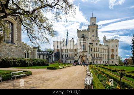 Famoso castello bianco di Hluboka con un bellissimo parco, castello storico a Hluboka nad Vltavou nella Boemia meridionale, vicino a Ceske Budejovice Foto Stock