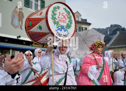 Spettacolo - parata del carnevale di Ausseer a Bad Aussee, Austria, il 27 febbraio 2017. Trommelweiber imposta il ritmo e il ritmo della sfilata battendo tamburi e coperchi di metallo, serenando così la gente del posto. Questa tradizione risale all'anno 1767, come indicato sulla bandiera del Trommelweiber. - 20170227 PD6670 - Rechteinfo: Diritti gestiti (RM) Foto Stock