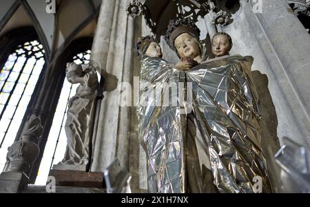 L'ultimo intervento dell'artista austriaca Vicoria Coeln VERHÜLLUNGEN (Veilings) è un progetto dialettico, concepito per St. Cattedrale di Stefano, monumento medievale di Vienna. In una trilogia di vita e morte, luce e ombra, vedere e non vedere sta trasformando artisticamente il luogo religioso. - 20170228 PD2168 - Rechteinfo: Rights Managed (RM) Foto Stock