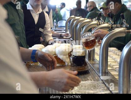 Lo Schweizerhaus apre la birreria all'aperto per la stagione estiva a Vienna, Austria, il 15 marzo 2017. Lo Schweizerhaus è un ristorante viennese, ricco di tradizione, che è indissolubilmente collegato al Prater, una grande area pubblica e parco a Leopoldstadt, il secondo distretto di Vienna, capitale dell'Austria. - 20170315 PD2156 - Rechteinfo: Diritti gestiti (RM) Foto Stock