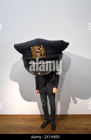 Erwin Wurm mostra 'Carl Spitzweg, Erwin Wurm - Köstlich! Köstlich?' Dell'artista austriaco Erwin Wurm al Leopold Museum di Vienna, Austria, il 24 marzo 2017. IMMAGINE: Erwin Wurm - 20170324 PD2556 - Rechteinfo: Rights Managed (RM) Foto Stock