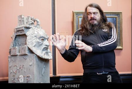 L'artista tedesco Jonathan Meese durante l'evento stampa in occasione della sua mostra ' Parsifal's Traum: Chefsache 'K.U.N.S.T.' al KHM, Museum of Art History (Museum of fine Arts) di Vienna, Austria, il 12 maggio 2017. - 20170512 PD1452 - Rechteinfo: Diritti gestiti (RM) Foto Stock