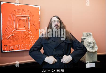 L'artista tedesco Jonathan Meese durante l'evento stampa in occasione della sua mostra ' Parsifal's Traum: Chefsache 'K.U.N.S.T.' al KHM, Museum of Art History (Museum of fine Arts) di Vienna, Austria, il 12 maggio 2017. - 20170512 PD1459 - Rechteinfo: Diritti gestiti (RM) Foto Stock