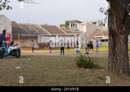 Un gruppo di persone che giocano a pallavolo nel pomeriggio sul campo Foto Stock