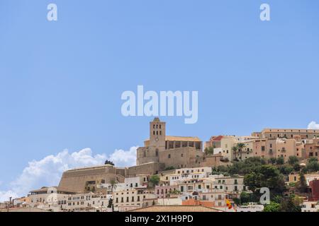 Affacciato sulla città vecchia di Eivissa, il Castello di Almudaina a Ibiza, Spagna, presenta una vista pittoresca, mescolando senza soluzione di continuità storia antica con l'isola Foto Stock