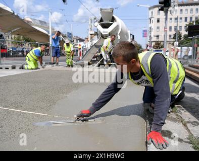 Operai stradali durante la costruzione di strade a Vienna, Austria, il 22 agosto 2017. - 20170822 PD2825 - Rechteinfo: Diritti gestiti (RM) Foto Stock