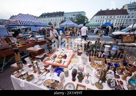 Vienna - Jumble sale Next Naschmarkt è la vendita jumble più popolare di Vienna. Il Naschmarkt, situato a Wienzeile sul fiume Wien, è lungo circa 1,5 chilometri. L'atmosfera unica del Naschmarkt è famosa ben oltre i confini di Vienna e un gran numero di turisti visitano il mercato ogni anno. - 20170909 PD20518 - Rechteinfo: Diritti gestiti (RM) Foto Stock