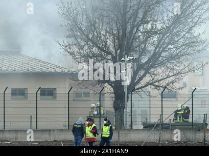 I vigili del fuoco hanno spento un incendio nel principale hub austriaco del gasdotto a Baumgarten, Vienna orientale, dopo che un'esplosione ha scosso il sito il 12 dicembre 2017. Un'esplosione ha scosso uno dei più grandi hub di gasdotti d'Europa in Austria il 12 dicembre 2017, lasciando una persona morta e 18 feriti, hanno detto i servizi di emergenza. - 20171212 PD2173 - Rechteinfo: Diritti gestiti (RM) Foto Stock