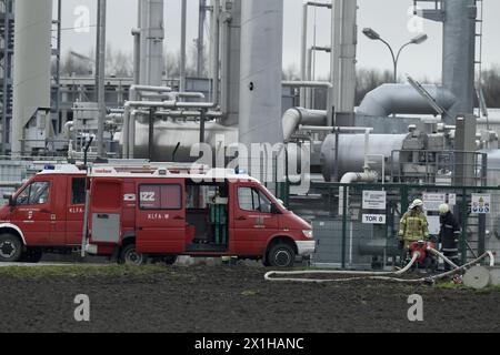 I vigili del fuoco hanno spento un incendio nel principale hub austriaco del gasdotto a Baumgarten, Vienna orientale, dopo che un'esplosione ha scosso il sito il 12 dicembre 2017. Un'esplosione ha scosso uno dei più grandi hub di gasdotti d'Europa in Austria il 12 dicembre 2017, lasciando una persona morta e 18 feriti, hanno detto i servizi di emergenza. - 20171212 PD1482 - Rechteinfo: Diritti gestiti (RM) Foto Stock