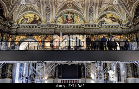 Un visitatore, in piedi su un ponte sospeso, a dodici metri dal suolo, scatta foto di dipinti del pittore austriaco Gustav Klimt che adornano gli archi della scala principale il 12 febbraio 2018 durante la mostra intitolata "Stairway to Klimt" presso il Kunsthistorisches Museum (KHM) di Vienna. La mostra, che segna il centenario della morte di Gustav Klimt (1862-1918), consente ai visitatori di accedere a 13 dipinti, commissionati dall'imperatore Francesco Giuseppe. - 20180212 PD4039 - Rechteinfo: Rights Managed (RM) Foto Stock