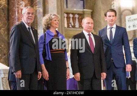 Il Presidente russo Vladimir Putin al Kunsthistorisches Museum di Vienna (Museo di storia dell'arte) il 5 giugno 2018. Da sinistra: Il presidente federale austriaco Alexander Van der Bellen, Sabine Haag, direttore del Museo di storia dell'arte di Vienna, il presidente russo Vladimir Putin, il cancelliere federale austriaco Sebastian Kurz. - 20180605 PD6882 - Rechteinfo: Diritti gestiti (RM) Foto Stock