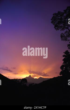 Scenografia colorata al tramonto sulle montagne dello stato di Rio de Janeiro, Brasile Foto Stock