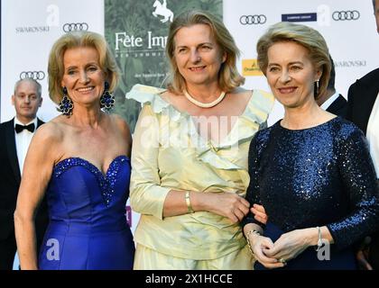 Elisabeth Guertler, ministro federale Karin Kneissl, ministro della difesa tedesco Ursula von der Leyen, posa durante la festa Imperiale 2018 del 29 giugno 2018 a Vienna, Austria. - 20180629 PD7331 - Rechteinfo: Diritti gestiti (RM) Foto Stock