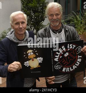 (L-R) Klaus Eberhartinger, cantante di Erste Allgemeine Verunsicherung (EAV) e Thomas Spitzer, chitarrista e paroliere di EAV, - (inglese: First General Uncertainty (SAB) - durante un'intervista con Austria Presse Agentur a Vienna, Austria, il 25 settembre 2018. Dopo più di 40 anni l'EAV si ferma e, contrariamente alla sua reputazione umoristica, dice addio con un album molto politico. - 20180925 PD2443 - Rechteinfo: Diritti gestiti (RM) Foto Stock