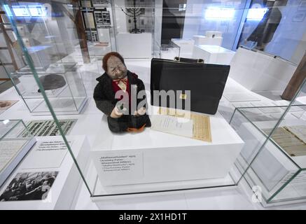 Casa della storia austriaca - la Casa della storia austriaca è il primo museo in Austria a concentrarsi sulla storia contemporanea e sarà aperto al pubblico nel Neue Burg sulla Heldenplatz a Vienna, Austria, il 10 novembre 2018. IMMAGINE: Mostra "Into the Unknown ¿ Austria Since 1918" - 20181105 PD12163 - Rechteinfo: Rights Managed (RM) Foto Stock