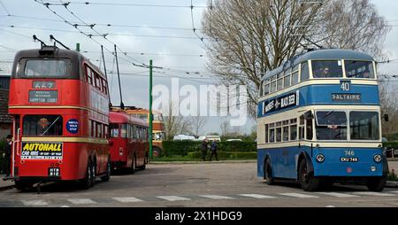 Un filobus è un bus elettrico che assorbe energia da doppi cavi sospesi utilizzando pali del carrello caricati a molla. Foto Stock
