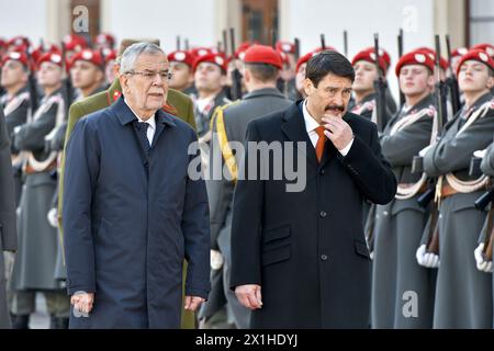 Il presidente austriaco Alexander Van Der Bellen (L) e il suo omologo ungherese Janos Ader ispezionano una guardia d'onore militare nel palazzo Hofburg a Vienna, in Austria, il 20 febbraio 2019. - 20190220 PD2262 - Rechteinfo: Diritti gestiti (RM) Foto Stock