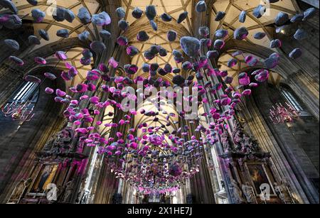 L'installazione "Sky of Stones" e il velo quaresimale "Echo Curtain" dell'artista Peter Baldinger sono esposti al St Cattedrale di Stefano a Vienna, Austria, durante il periodo quaresimale fino al 10 giugno 2019, foto scattata il 5 marzo 2019. - 20190305 PD2505 - Rechteinfo: Diritti gestiti (RM) Foto Stock