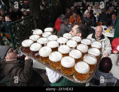 Lo Schweizerhaus apre la birreria all'aperto per la stagione estiva a Vienna, Austria, il 15 marzo 2019. Lo Schweizerhaus è un ristorante viennese, ricco di tradizione, che è indissolubilmente collegato al Prater, una grande area pubblica e parco a Leopoldstadt, il secondo distretto di Vienna, capitale dell'Austria. - 20190315 PD3368 - Rechteinfo: Rights Managed (RM) Foto Stock