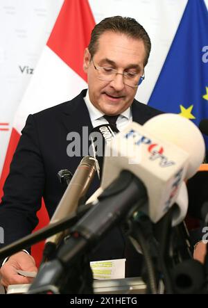 Il ViceCancelliere austriaco e presidente del Partito della libertà Heinz-Christian Strache tiene una conferenza stampa a Vienna il 18 maggio 2019 dopo la pubblicazione del "Ibiza - Video" riguardante Strache. Il vice-cancelliere austriaco e presidente del partito per la libertà Heinz-Christian Strache si dimette per il video scandalo. - 20190518 PD1408 - Rechteinfo: Diritti gestiti (RM) Foto Stock