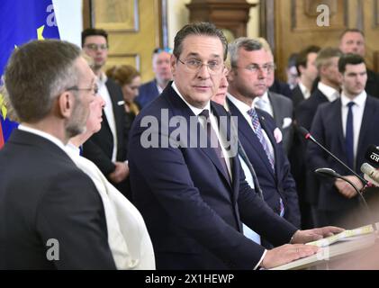 Il ViceCancelliere austriaco e presidente del Partito della libertà Heinz-Christian Strache tiene una conferenza stampa a Vienna il 18 maggio 2019 dopo la pubblicazione del "Ibiza - Video" riguardante Strache. Il vice-cancelliere austriaco e presidente del partito per la libertà Heinz-Christian Strache si dimette per il video scandalo. - 20190518 PD1435 - Rechteinfo: Diritti gestiti (RM) Foto Stock