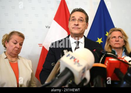 Il ViceCancelliere austriaco e presidente del Partito della libertà Heinz-Christian Strache tiene una conferenza stampa a Vienna il 18 maggio 2019 dopo la pubblicazione del "Ibiza - Video" riguardante Strache. Il vice-cancelliere austriaco e presidente del partito per la libertà Heinz-Christian Strache si dimette per il video scandalo. (L-R) Beate Hartinger-Klein, ministro federale austriaco del lavoro, degli affari sociali, della salute e della tutela dei consumatori, vice-cancelliere austriaco e presidente del partito per la libertà Heinz-Christian Strache, ministro degli Esteri austriaco Karin Kneissl tengono una conferenza stampa congiunta a V Foto Stock