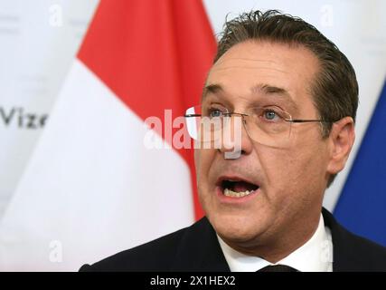 Il ViceCancelliere austriaco e presidente del Partito della libertà Heinz-Christian Strache tiene una conferenza stampa a Vienna il 18 maggio 2019 dopo la pubblicazione del "Ibiza - Video" riguardante Strache. Il vice-cancelliere austriaco e presidente del partito per la libertà Heinz-Christian Strache si dimette per il video scandalo. - 20190518 PD1569 - Rechteinfo: Diritti gestiti (RM) Foto Stock